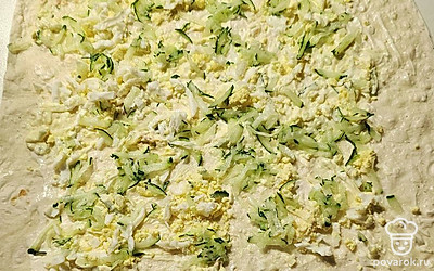 Натрите огурец на терке.