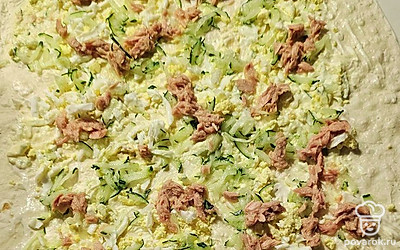 Выложите консервированную рыбу.