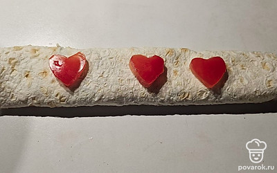 Сверните в рулет и поставьте в холодильник на 2 часа, вырежьте из помидора сердечки и украсьте. 