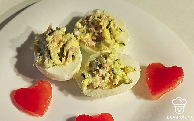 Фаршированные яйца с тунцом и огурцом — Рецепт с фото