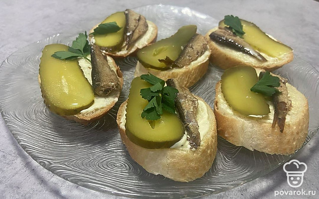 Тосты со шпротами — Рецепт с фото