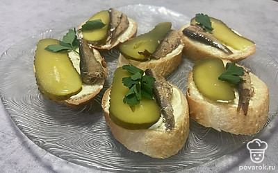 Подавайте закуску, украсив веточками петрушки.