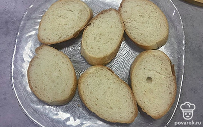 Хлеб подсушите на сковороде и натрите чесноком. 