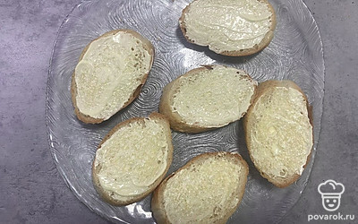 Смажьте каждый ломтик хлеба майонезом. 