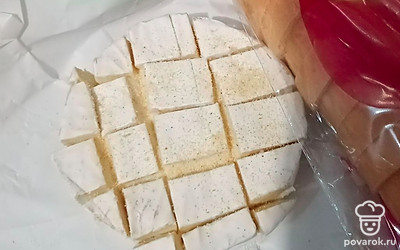 Подготовьте продукты. Подойдет как обычный батон в нарезке, так и багет. На сыре сделайте надрезы.