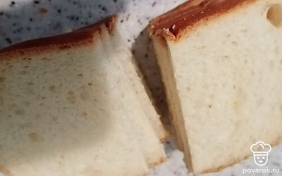 Кусочки батона разрежьте пополам. Если используете багет, просто тоненько нарежьте ломтиками.