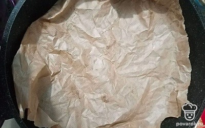 На дно формы для запекания застелите пергамент.