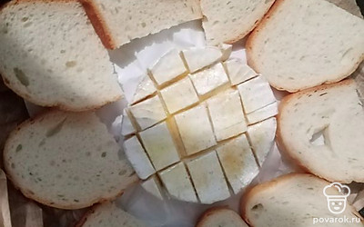 Кусочки хлеба разложите вокруг сыра.