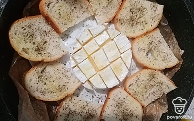 Посыпьте на хлеб прованские травы и сбрызните оливковым маслом.