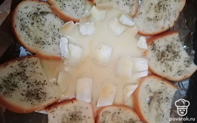 Отправьте форму в разогретую духовку и выпекайте минут 5-10. Хлеб должен стать хрустящим, а сыр расплавиться. 