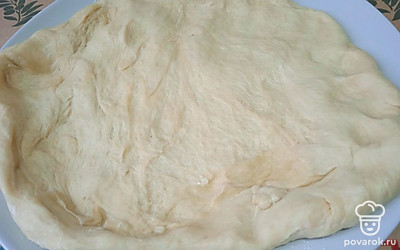 Тесто растяните руками. Положите на подпыленную мукой тарелку.