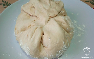 Слепите края теста между собой.