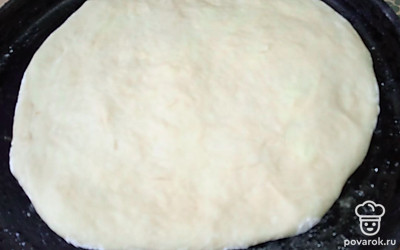 Переверните шар из теста и выложите в смазанную маслом форму. Придавите пирог руками.