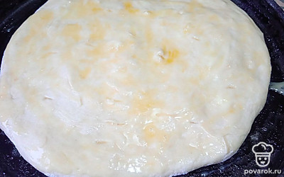 В пироге сделайте ножом несколько разрезов. Смажьте тесто яйцом.