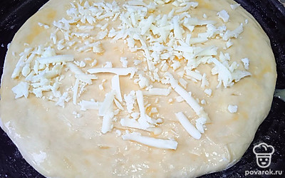 Посыпьте хачапури оставшимся натертым сулугуни. Поставьте в разогретую духовку.