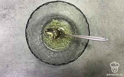 Приготовьте заправку. Для этого в миску налейте подсолнечное масло и натрите чеснок.