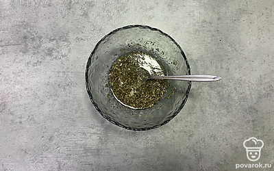 Добавьте соль по вкусу и специи (у меня итальянские травы).