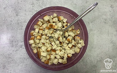 Добавьте полученную заправку в хлеб, тщательно перемешайте.