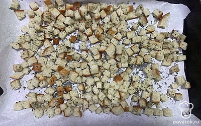 Распределите полученный хлеб равномерно на листе для выпекания, отправьте в духовку, разогретую до 180 градусов, примерно на 7-10 минут.