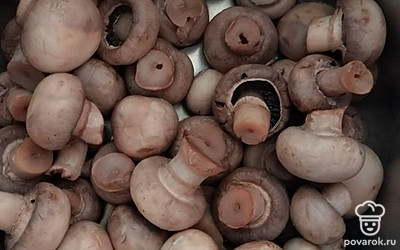 Шампиньоны хорошо помойте, отварите их подсоленной воде. Я варю 7 минут.