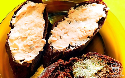 Сверху намажьте пастой с мясом криля.