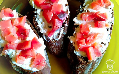 Нарежьте кубиками ломтик горбуши, выложите поверх пасты.