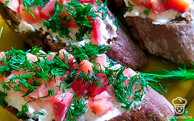 Украсьте сверху мелко нарезанной зеленью укропа.