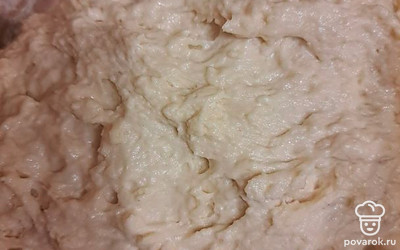 Просейте муку. Смешайте воду, дрожжи, сахар и соль. Соедините жидкие ингредиенты с мукой. Мука должна пропитаться водой. Вымешивать тесто не нужно. Оставьте емкость с тестом в холодильнике на 12 часов, можно на ночь.