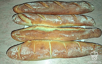 Выпекайте багеты 25-30 минут при 200 градусах до румяности.