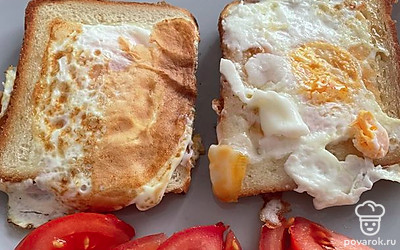 В сочетании со свежими овощами и кофе тосты на сковороде с сыром будут еще вкуснее.