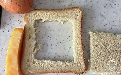 Из кусочка хлеба вырежьте середину.