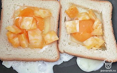 Нарежьте сыр кусочками или натрите на терке, выложите на яйцо.