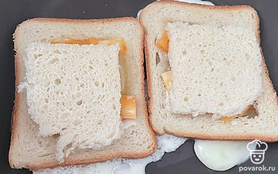 Мякишем заполните окошечко, обжарьте 3 минуты.