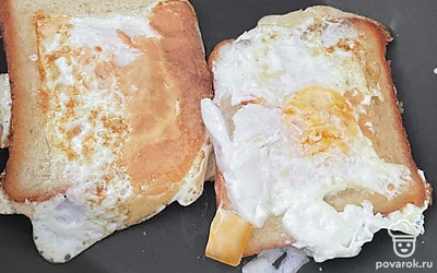 Переверните лопаткой тосты, обжарьте еще 3 минуты.