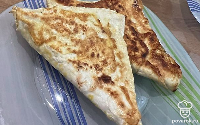 Конверты из лаваша с колбасой и сыром — Рецепт с фото