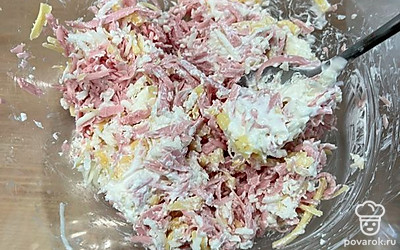 Натрите на крупной терке сыр и колбасу, добавьте сметану. Все перемешайте.