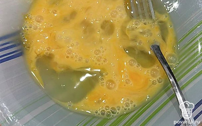 Два яйца разбейте в тарелку, взбейте, перемешивая желтки.