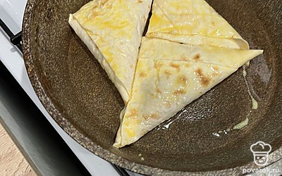 Обваляйте конверты в яйце с обеих сторон. Поставьте на огонь сковороду, смажьте растительным маслом. Выложите конверты на разогретую сковородку и обжарьте с обеих сторон до образования золотистой корочки.