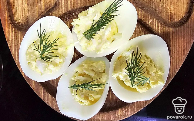 Фаршированные сыром яйца с зеленью — Рецепт с фото