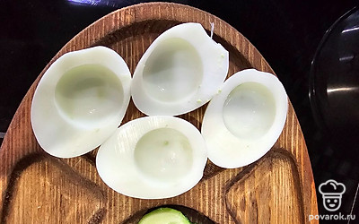 Отварите яйца, почистите и сделайте начинку.