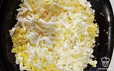 Желтки и сыр натрите на терке, смешайте с майонезом, посолите. Перемешайте.