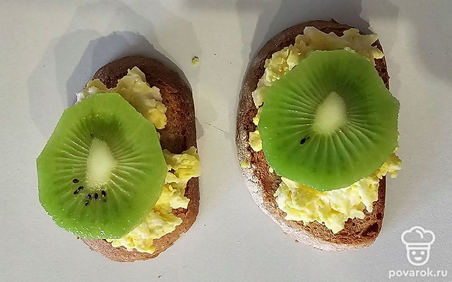Тосты с киви, сыром и яйцом — Рецепт с фото