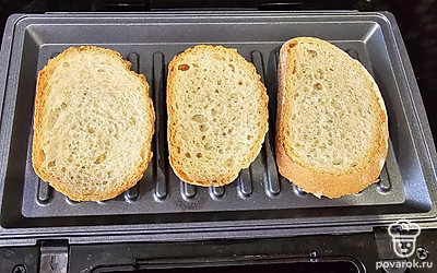 Обжарьте смазанный растительным маслом хлеб на гриле или сковородке.