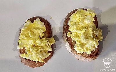 Вареные яйца и сыр натрите на терке. Добавьте майонез и перемешайте. 