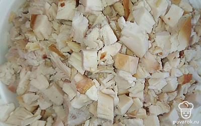 Куриную грудку предварительно запеките в духовке, остудите и нарежьте мелкими кубиками.