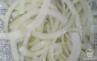 Лук почистите, нарежьте полукольцами, залейте уксусом. Посолите, посыпьте сахаром, перемешайте и оставьте мариноваться на 10 минут. Уксус слейте, он нам больше не понадобится.