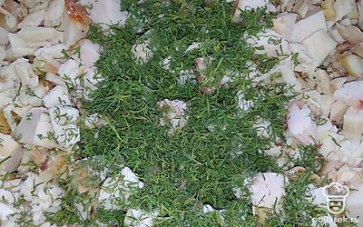 К курице добавьте сушеный укроп.