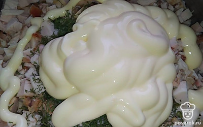 Добавьте к курице майонез. Тщательно перемешайте все ингредиенты.