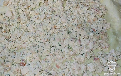 На лаваш равномерно нанесите майонез, выложите ровным слоем начинку, отступая от края (примерно 2-3 сантиметра).