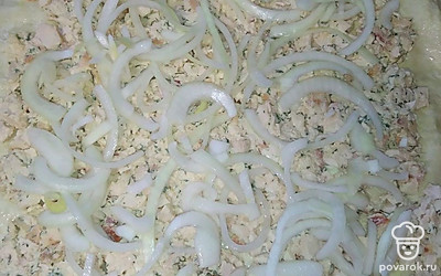 Сверху выложите лук. Сверните лаваш в рулет. Оставьте на 30 минут, чтобы рулет пропитался!